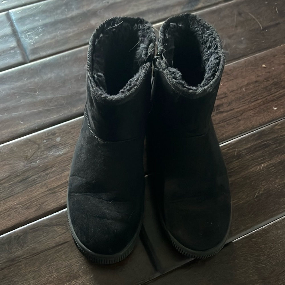 Black suede cat and jack boots. Size 4 fur lined